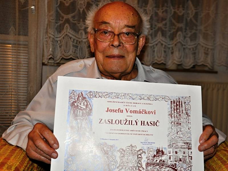 Zasloužilý hasič Josef Vomáčka ze Sebranic s diplomem