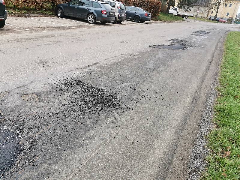 Lidé v Hradci nad Svitavou si stěžují na "ošizenou" opravu silnice.