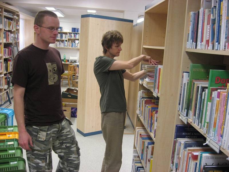 Stěhování knihovny začalo v pondělí 21.dubna 2008.