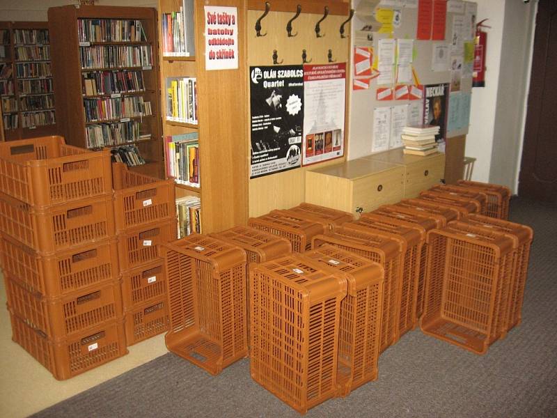 Stěhování knihovny začalo v pondělí 21.dubna 2008.