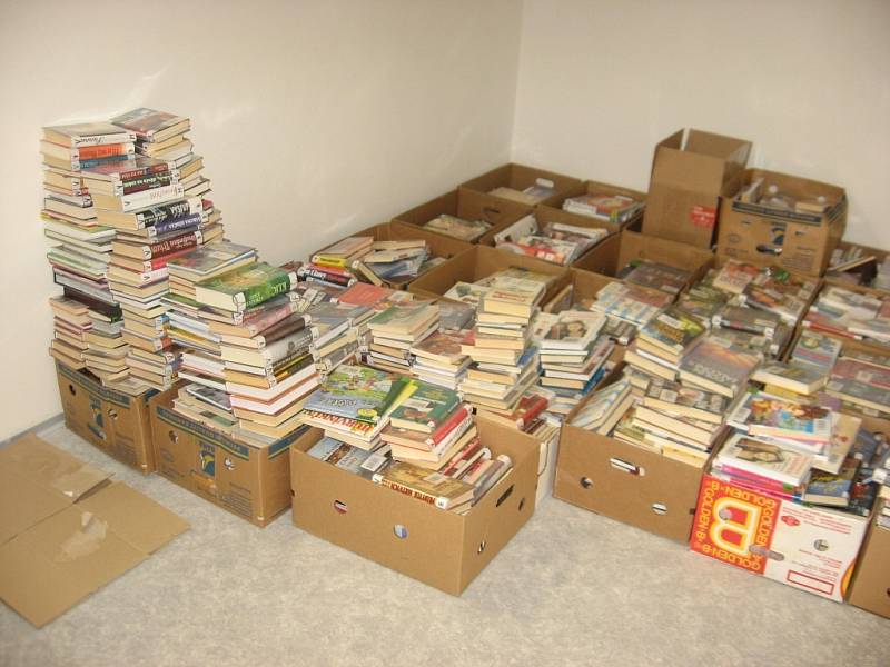 Knihovna ve Fabrice. Příruční sklad se pomalu plní prvními knihami, zatím pouze v krabicích.