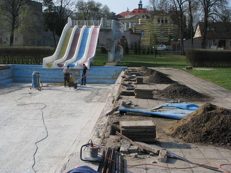 Oprava malého bazénu ve Svitavách.