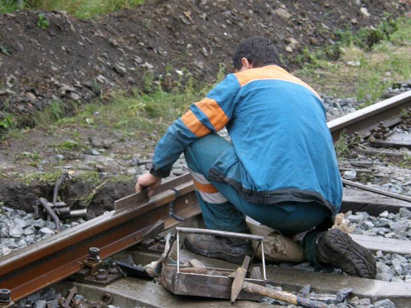 Dělníci opravují přejezd v Poličce.