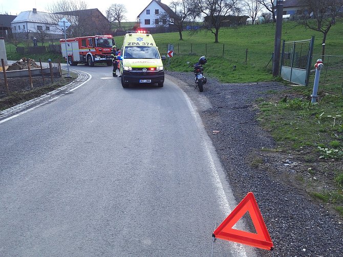 V Borušově na Svitavsku se v neděli po půl čtvrté odpoledne srazilo osobní auto s motocyklem.