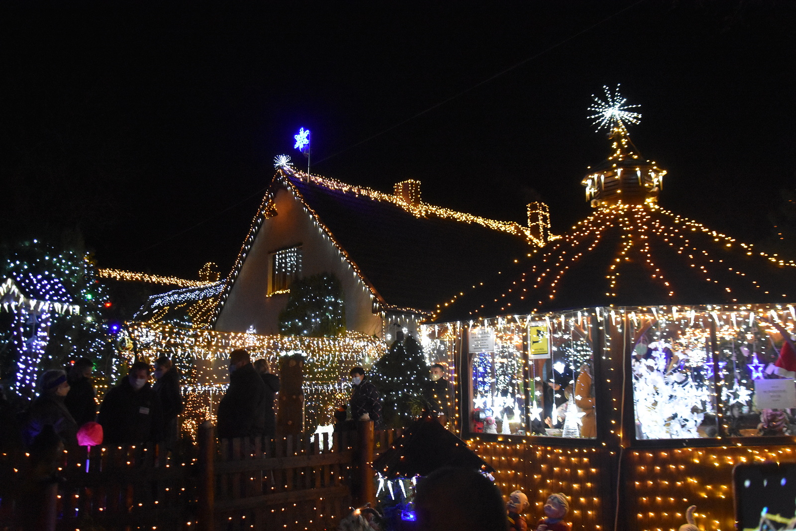 FOTO: Chotovice čelí velkému náporu návštěvníků vánočního domu - Svitavský  deník