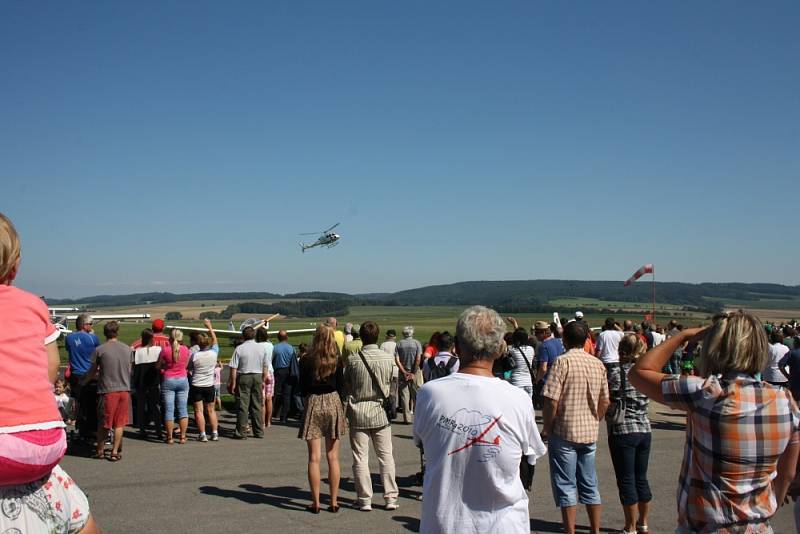 LETIŠTĚ VE STARÉM MĚSTĚ u Moravské Třebové má novou vzletovou a přistávací dráhu. Slavnostně ji tamní Aeroklub a letecké centrum uvedly do provozu leteckou show. 