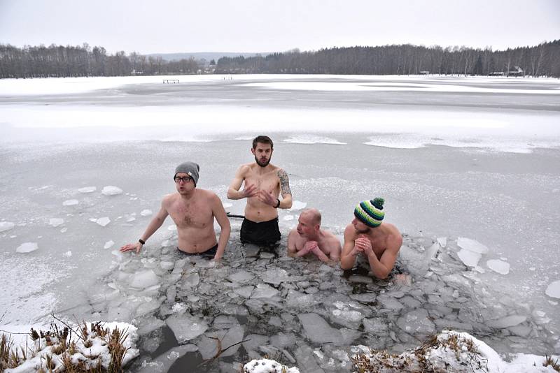 VYSEKAT DÍRU V LEDU a jde se na to. Mrzne, až praští, ale sportovci se do vody ponoří s radostí.