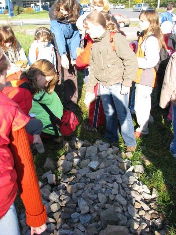 Položit základy nové rozhledny Na Pastvisku přišlo o víkendu hodně lidí