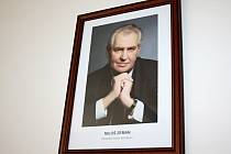 Portrét Miloše Zemana.