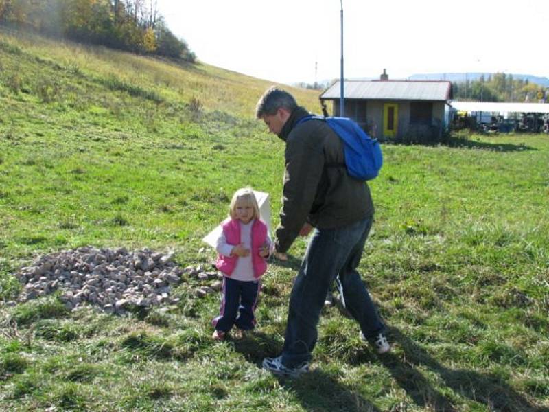 Položit základy nové rozhledny Na Pastvisku přišlo o víkendu hodně lidí