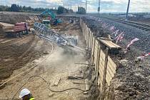 Stavba železničního mostu přes budoucí dálnici D35 u Svitav pokračuje podle plánu.