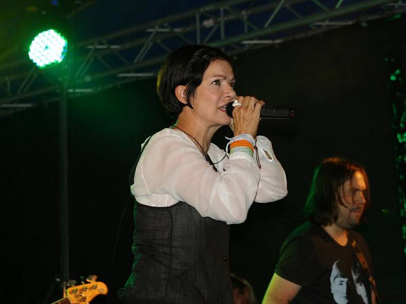 Z vystoupení Anny K. a její kapely na svitavském náměstí.