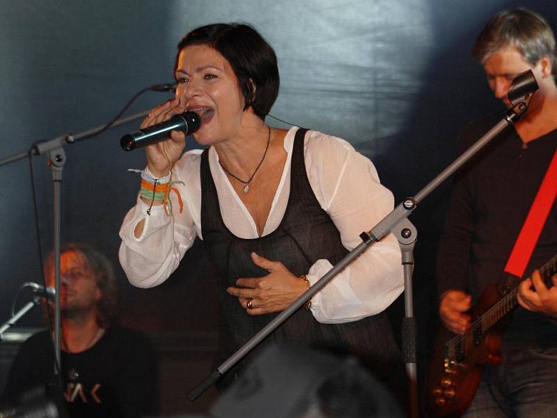 Z vystoupení Anny K. a její kapely na svitavském náměstí.