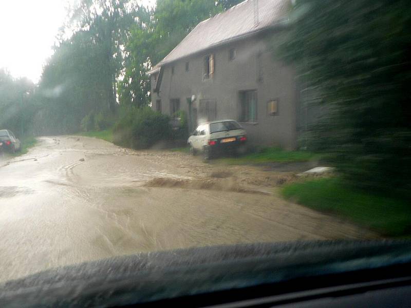 Pomezí zasáhl přívalový déšť. Spláchl hlínu z pole.