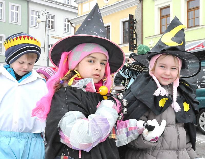 DĚTI SE VESELILY. Různí šaškové, klauni, princezny, ale i policisté nebo hokejista byli k vidění včera na Smetanově náměstí v Litomyšli při tradičním masopustu. 