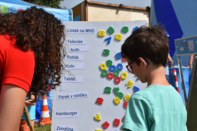 Muzikanti, baletky... Festivalové zahrady, free zóna Národního festivalu Smetanova Litomyšl, nabízí každý den pestrý program. O víkendu si hudbu, tanec i dětské sbory užily na velkém pikniku stovky lidí. Nechyběl ani doprovodný program pro děti.