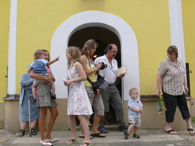 Historický okamžik pro Újezdec u Litomyšle. V sobotu uvítali ve vesnici poprvé v dějinách nové občánky.