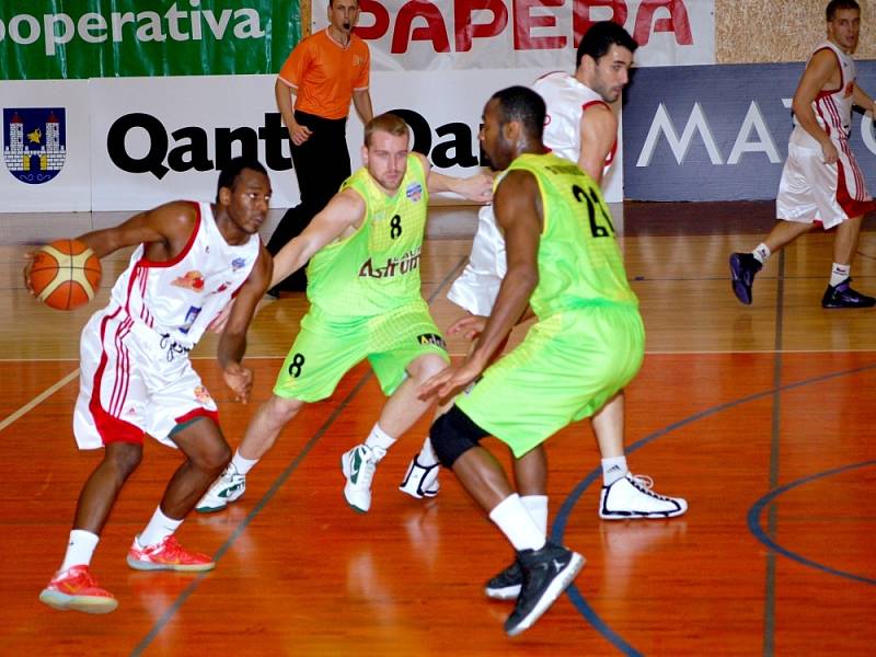 SVITAVŠTÍ BASKETBALISTÉ se dokázali na rozdíl od utkání na Slovensku vyrovnat soupeři v podkošovém prostoru.