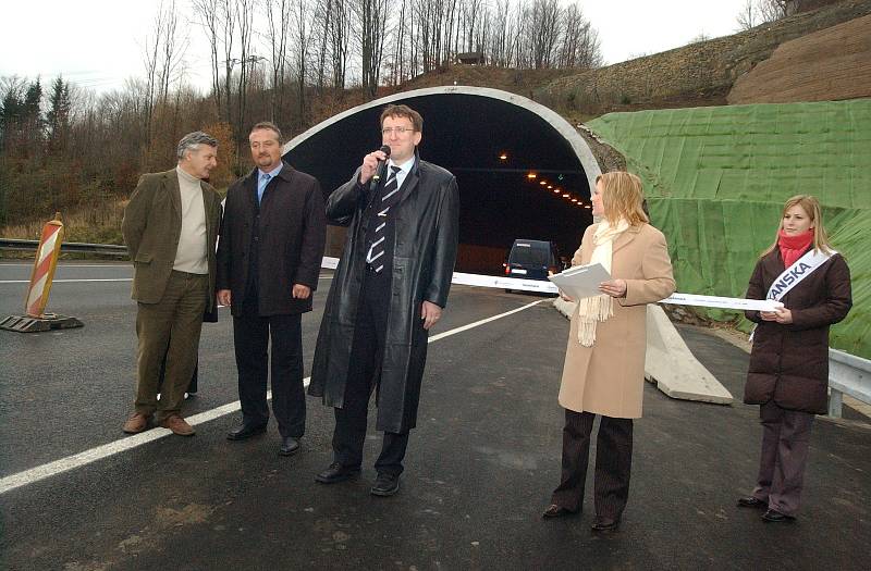 Hřebečský tunel čeká dlouhá uzavírka. Připomeňte si, jak šel čas s tunelem.