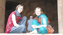 Klára Večeřová (vpravo) a Andrea Blažková mají za sebou první tři týdny  stáže v Indii mezi chudými lidmi na okraji města Mumbai.