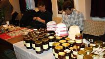 DEN MEDU v Lidovém domě v Litomyšli nabídl inspiraci pro vánoční dárky, ale také možnost dozvědět se zajímavé informace o medu a včelaření přímo od včelařů.