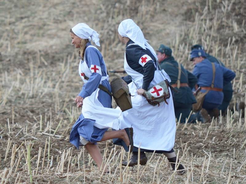 Diváci, kteří přijeli v sobotu do Mladějova,  nepřišli o pořádnou podívanou. Rakušané použili v boji proti Rusům i plamenomet. V lazaretu sténali zranění. Tomu všemu přihlíželi i dámy v dobových róbách. 