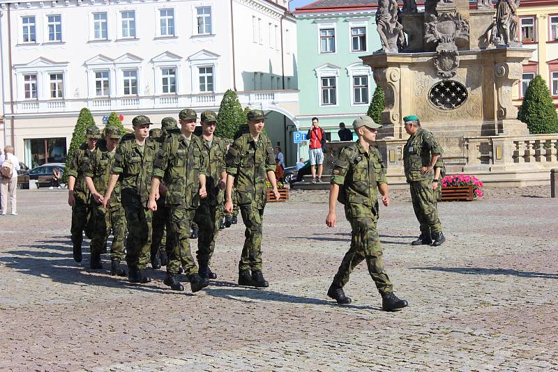 Studenti vojenské školy v Moravské Třebové mají za sebou první dny v kanadách a maskáčích. Ještě nikdo z prváků studium nevzdal.