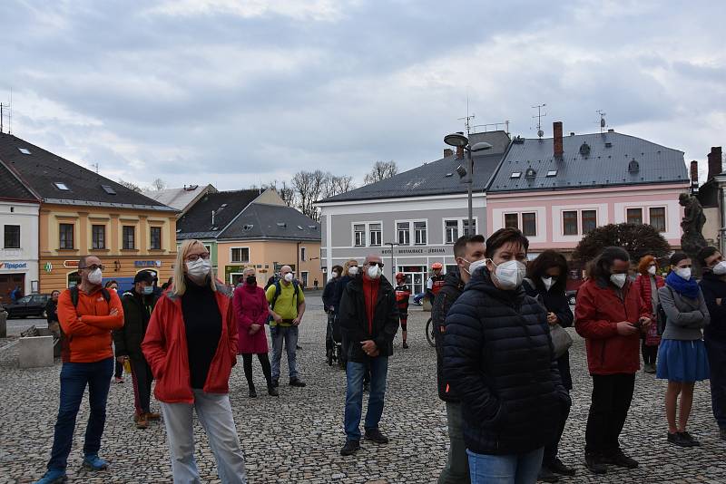 Více než stovka lidí ve čtvrtek navečer demonstrovala na náměstí v Poličce.