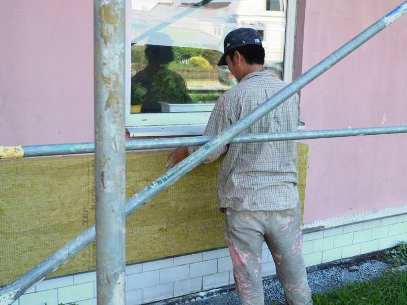 DŮM S PEČOVATELSKOU SLUŽBOU v Poličce prochází rozsáhlou rekonstrukcí. Stavebníci vymění všechny okna, dveře a celý objekt zateplí. 