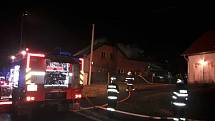 Deset jednotek hasičů u požáru domu v Lezníku.
