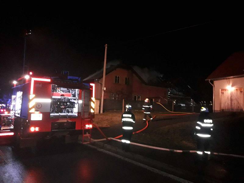 Deset jednotek hasičů u požáru domu v Lezníku.
