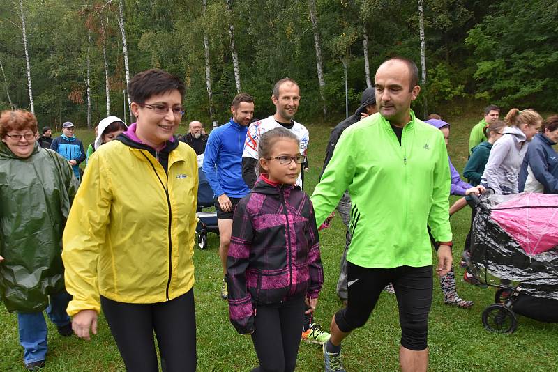 V sobotu se v Dolním Újezdu uskutečnil 2. ročník Běhu za novým úsměvem, jehož výtěžek jde na konto organizace, která pomáhá rodinám s dětmi, které se narodily s rozštěpem. I přes deštivé počasí se sešla více než stovka běžců a do kasičky naházeli přes10 t
