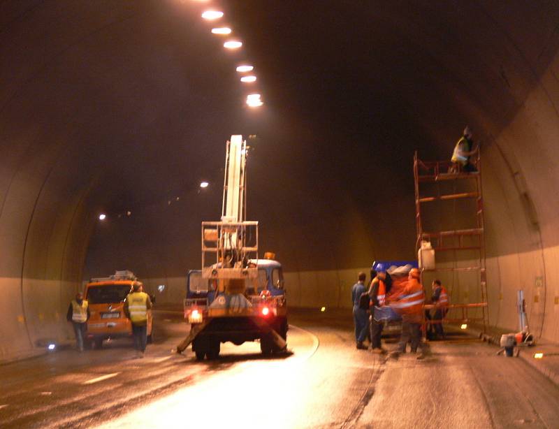 Specializovaná firma provádí údržbu v hřebečském tunelu.
