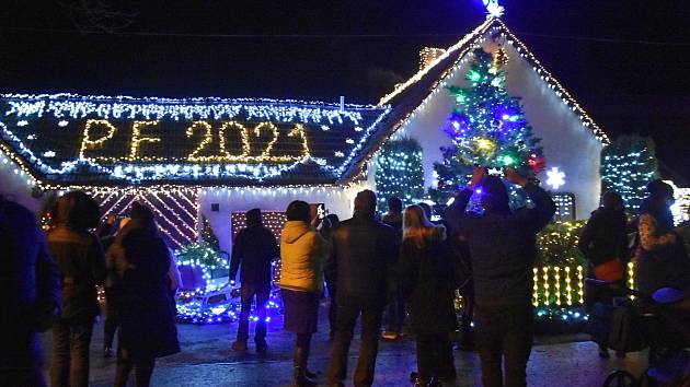 FOTO: Chotovice čelí velkému náporu návštěvníků vánočního domu - Svitavský  deník