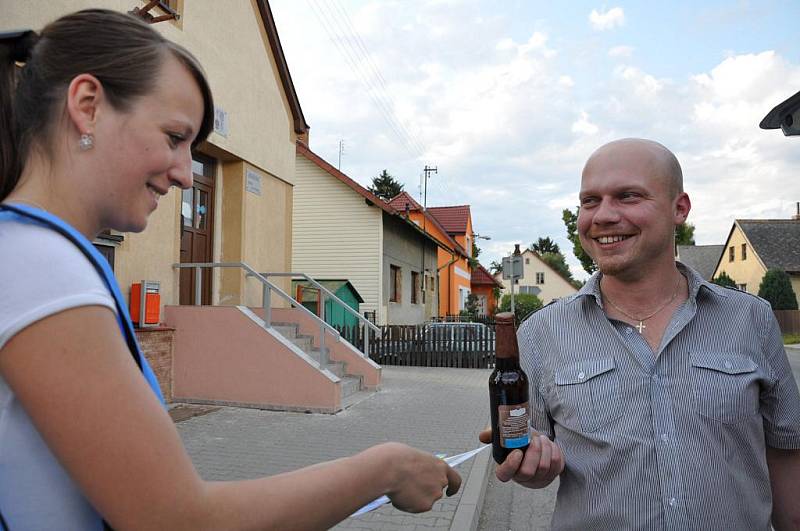 Řidiči v Hradci nad Svitavou byli v pátek večer příjemně překvapeni. Dostali nealkoholické pivo od policie.