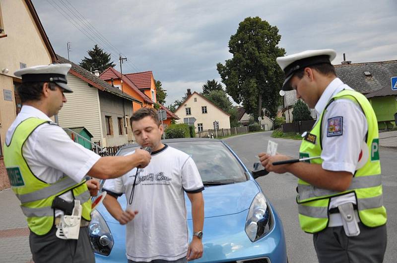 Řidiči v Hradci nad Svitavou byli v pátek večer příjemně překvapeni. Dostali nealkoholické pivo od policie.