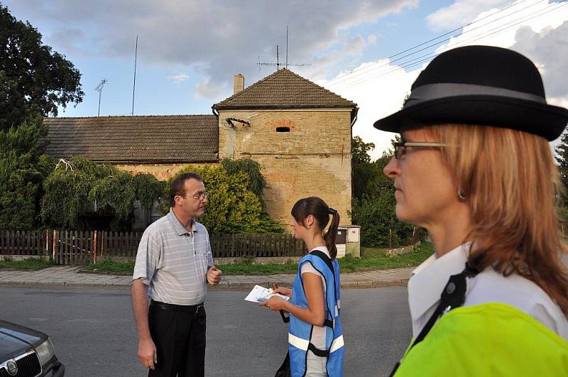 Řidiči v Hradci nad Svitavou byli v pátek večer příjemně překvapeni. Dostali nealkoholické pivo od policie.