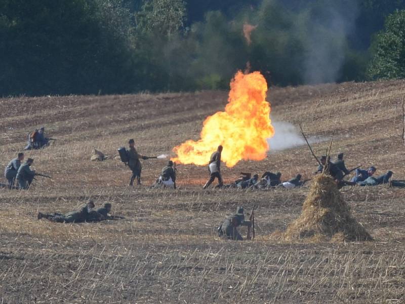 Diváci, kteří přijeli v sobotu do Mladějova,  nepřišli o pořádnou podívanou. Rakušané použili v boji proti Rusům i plamenomet. V lazaretu sténali zranění. Tomu všemu přihlíželi i dámy v dobových róbách. 