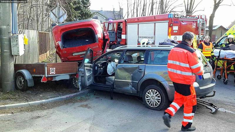 Nehoda svou osobních vozidel v Lanškrounské ulici 