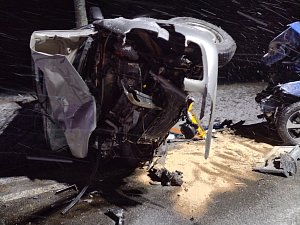 Nehoda dvou aut na silnici u Sloupnice.