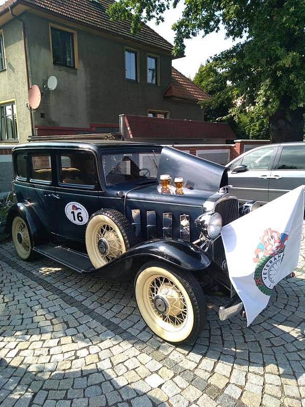 Flídrovi z Litomyšle jedou s Chevroletem z roku 1932 Mezinárodní soutěž spolehlivosti Československem 1921–2021.