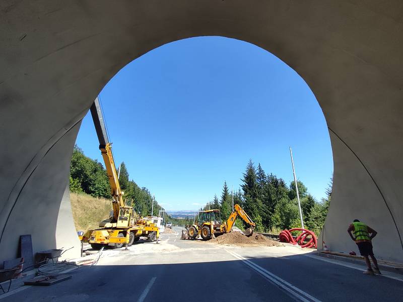 Rekonstrukce Hřebečského tunelu na I/35 jde do finále. Po stavební části přijde na řadu moderní technologie.