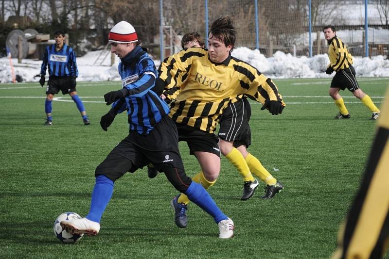 OD PODLAHY se hrálo střetnutí mezi svitavskou rezervou  a Zámrskem. Hosté se předvedli v dobrém světle a naznačili, že to se záchranou soutěže myslí naprosto vážně. 