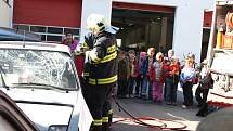 Lidé se ve středu podívali k hasičům, na policii a ke strážníkům. Nahlédli také pod ruce záchranářů.