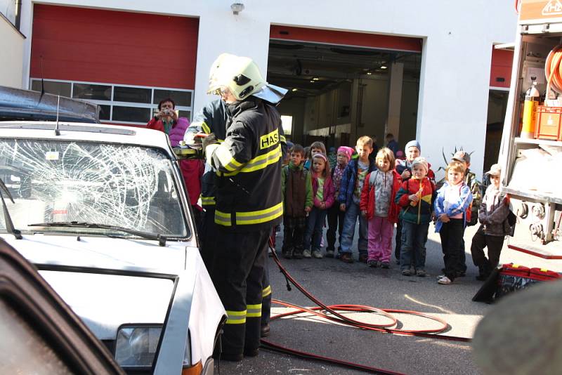 Lidé se ve středu podívali k hasičům, na policii a ke strážníkům. Nahlédli také pod ruce záchranářů.