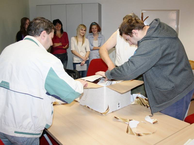 Studenti svitavského gymnázia přinesli včera postiženým lidem dárek. 