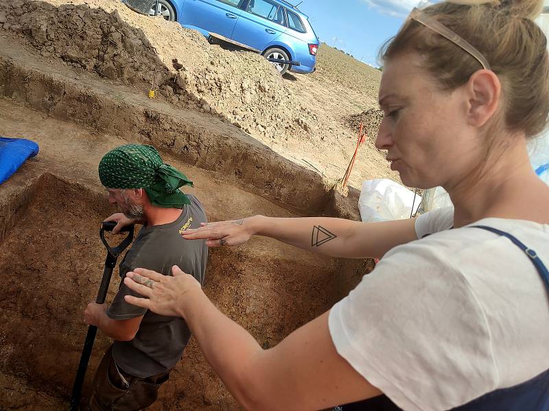 Archeologové zkoumají na poli u Litomyšle unikátní rondel. Našli tu i úlomky keramiky nebo sekeromlat