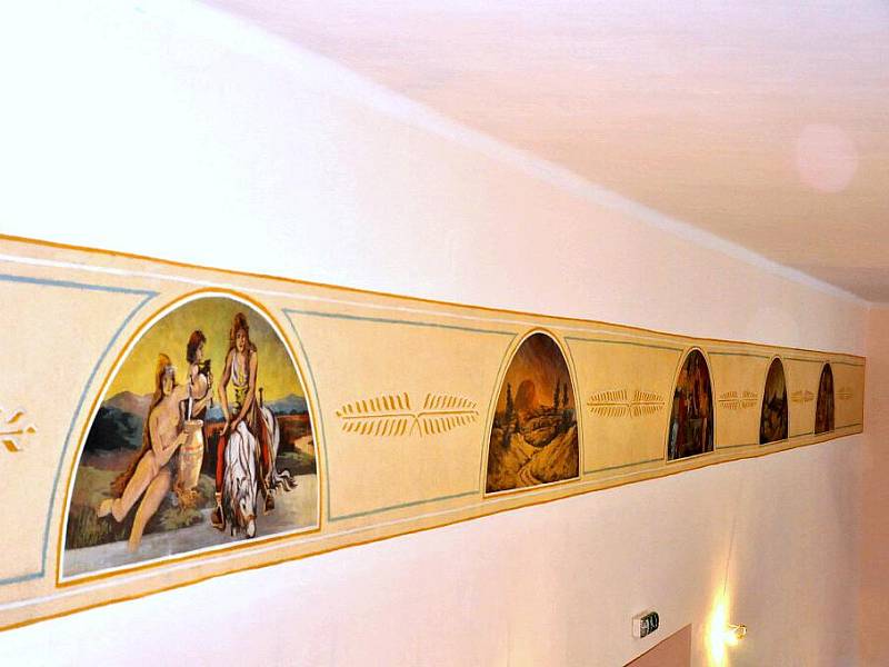 Volné kopie maleb z foyer Národního divadla od Mikoláše Alše v kulturním domě v Koclířově.