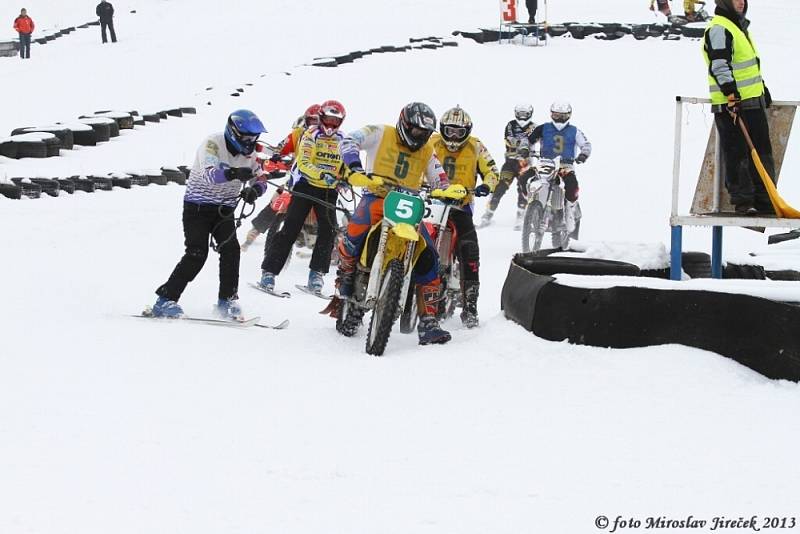 NOVINKY, KTERÉ pořadatelé zavedli do motoskijöringového šampionátu, se osvědčily a přispěly ke zdařilému průběhu.