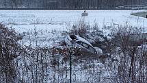 Dopravu v Pardubickém kraji komplikovalo sněžení. Hasiči tahali auta z příkopů.